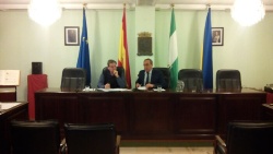 El alcalde, Fernando Zamora, presidió el pleno junto al vicesecretario del Ayuntamiento.